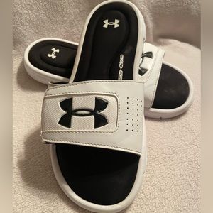 Under Armor Slides Youth/Kids Unisex Size 6. Black & White.